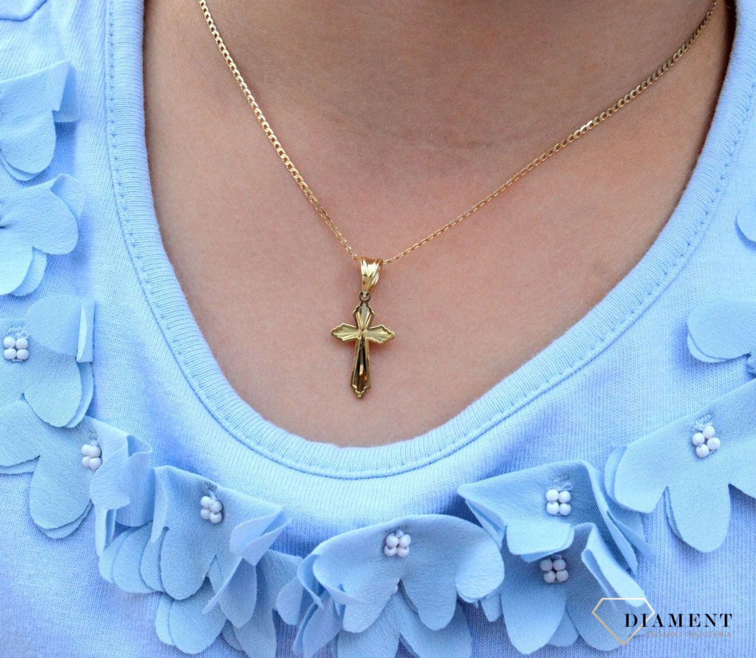 Złota zawieszka 585 krzyżyk grawerowany ZA 7028. Złoty krzyżyk. Złota zawieszka. Złota zawieszka krzyżyk. Zawieszka krzyżyk grawerowany. Zawieszka złoty.jpg